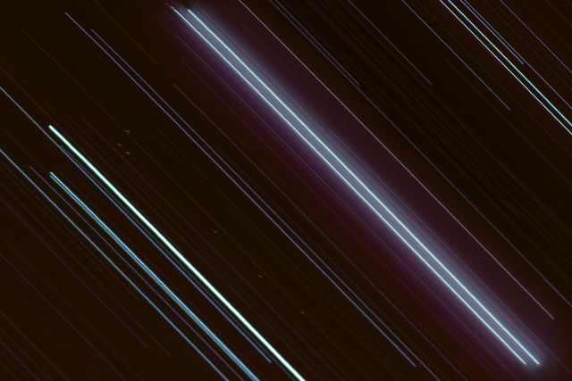 304 segundos de exposición de la nube de orión y satélites geostacionariois